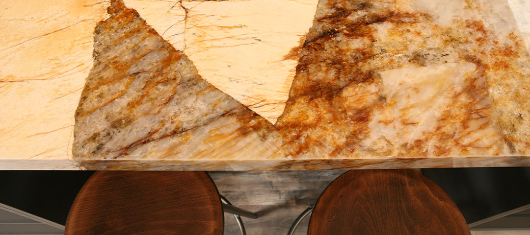 Entretien d'un plan de travail en quartzite pour cuisine équipée sur mesure