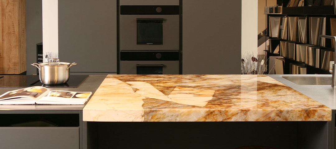 Plan de travail en quartzite pour cuisine équipée sur mesure