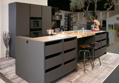 Cuisine équipée moderne avec design noir