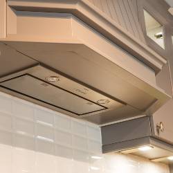 Hotte de cuisine dans un caisson sur mesure