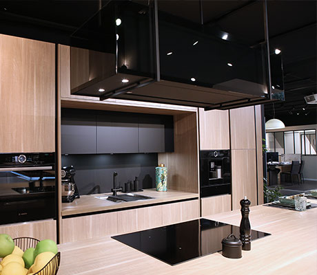 Cuisine ouverte en bois full &eacute;quip&eacute;e