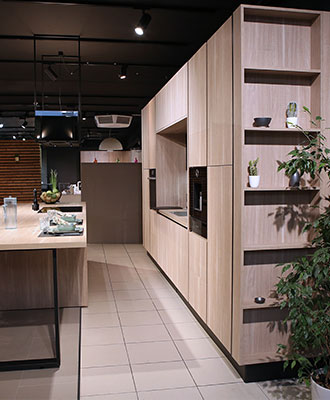 Cuisine ouverte en bois full &eacute;quip&eacute;e
