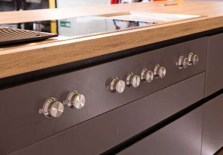 Taque de cuisson avec bouton sur bandeau de commande