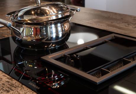 Taque de cuisson induction avec hotte aspirante int&eacute;gr&eacute;e