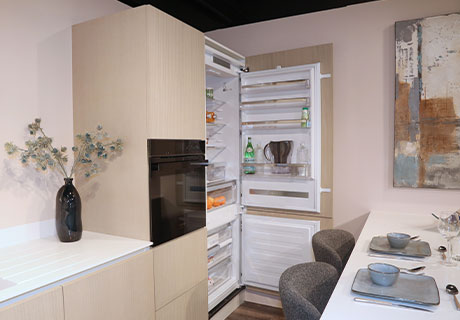 Cuisine équipée d'exposition blanche et bois