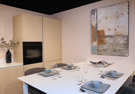 Cuisine équipée d'exposition blanche et bois
