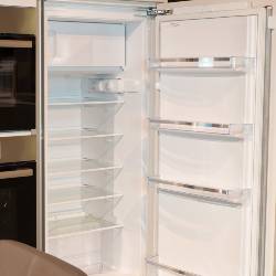 Réfrigérateur intégrable à charnières plates