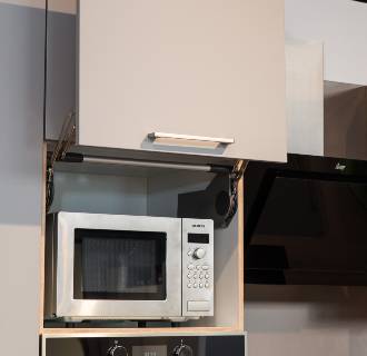 Porte lift pour cacher un four &agrave; micro-ondes