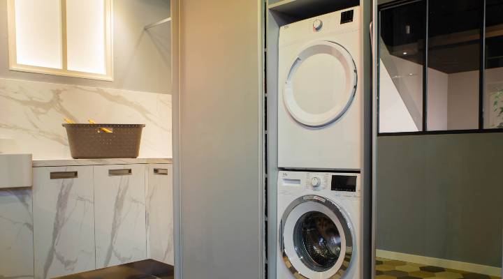 lave-linge et sèche-linge superposés dans la buanderie