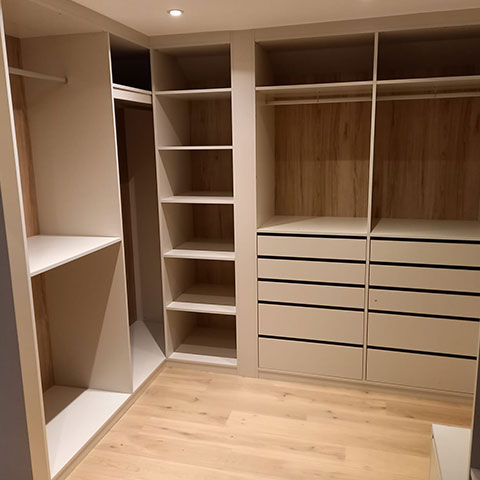 Réalisation de placards pour un dressing sur mesure en Belgique
